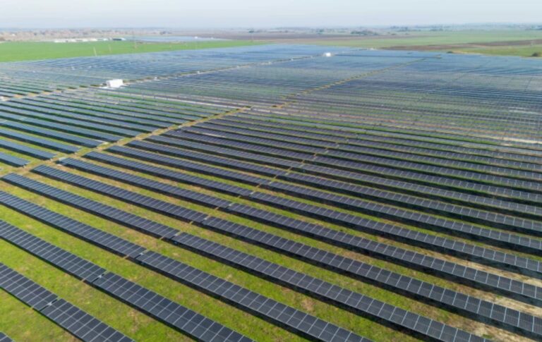 20-Megawatt-Solarpark in Ungarn, ein Symbol für die Energiewende und Solarenergie im großen Maßstab.