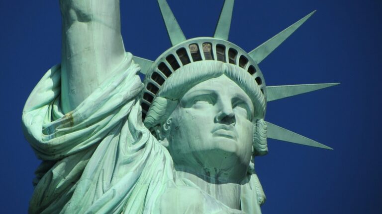 Kopf der Freiheitsstatue in New York, Symbol für wegweisendes Klimaschutzgesetz gegen fossile Energiekonzerne.