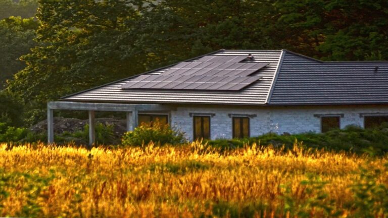 Symbolfoto eines Einfamilienhauses mit Solaranlage auf dem Dach, im Fokus nachhaltige Energiegewinnung.