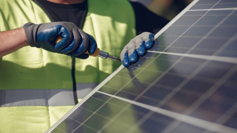 Symbolische Darstellung der Montage einer Photovoltaikanlage auf einem Mietshausdach, im Kontext der Energiewende.