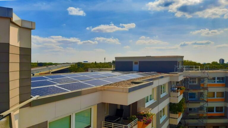Symbolbild einer Photovoltaikanlage auf einem Dach, symbolisierend die Energiewende und Netzsicherheit.
