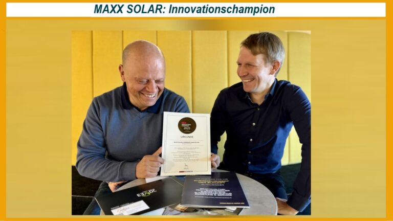 Dieter Ortmann und Tim Suchomel freuen sich über die Auszeichnung „Innovationschampion 2025“ für MAXX SOLAR.