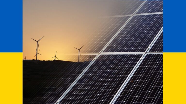 Photovoltaik aus Wind und Sonne mit der ukrainischen Flagge – Symbol für nachhaltige Energie und Wiederaufbau.