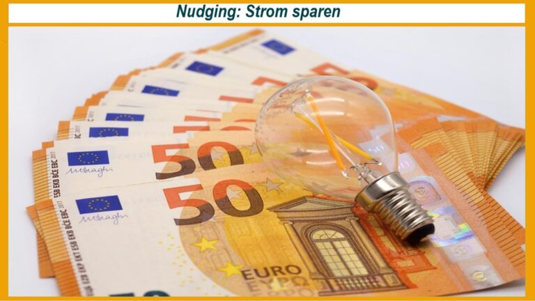 Glühbirne und Geldscheine symbolisieren Stromsparen und wirtschaftliche Vorteile durch intelligente Energieeinsparung.