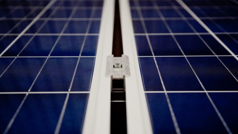 Photovoltaik-Panels über Parkplatz am Erlebnisbad – erneuerbare Energie durch Solarstrom für die Energiewende.
