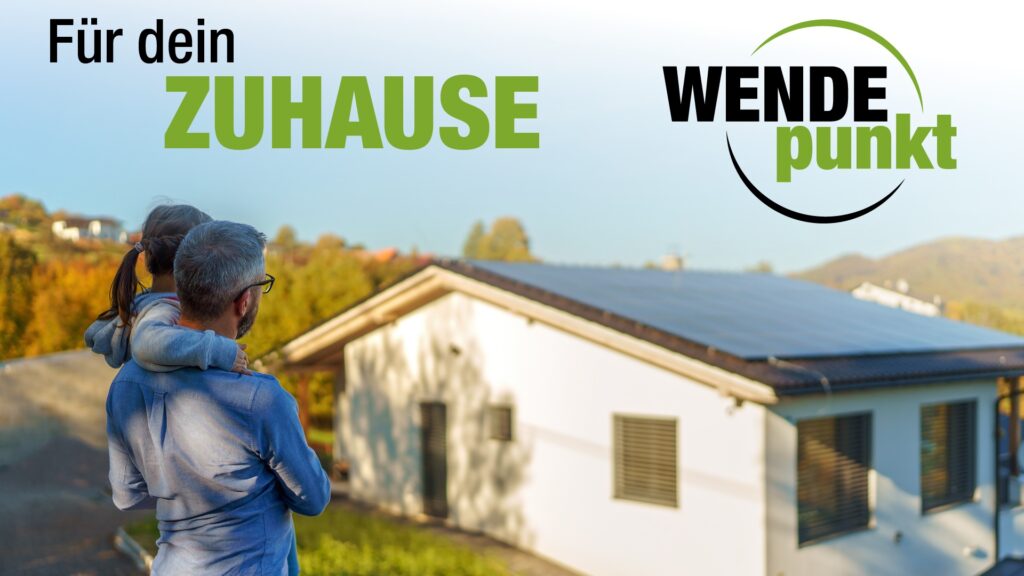 Ein modernes Einfamilienhaus mit einer großen Photovoltaikanlage auf dem Dach symbolisiert nachhaltige Energiegewinnung. Daneben befindet sich das Logo von WENDEpunkt, begleitet vom Slogan „Für dein Zuhause“. Die Darstellung vermittelt die Idee einer umweltfreundlichen und autarken Energieversorgung durch Solarenergie, passend zum Ziel von WENDEpunkt, eine nachhaltige Zukunft für Haushalte zu ermöglichen.