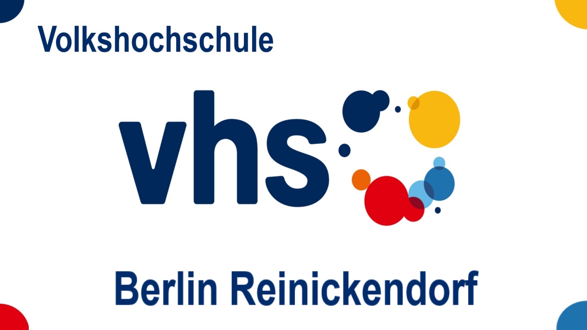 Logo der VHS Berlin Reinickendorf – Bildung zu Photovoltaik, Solarenergie und Energiespeichern.