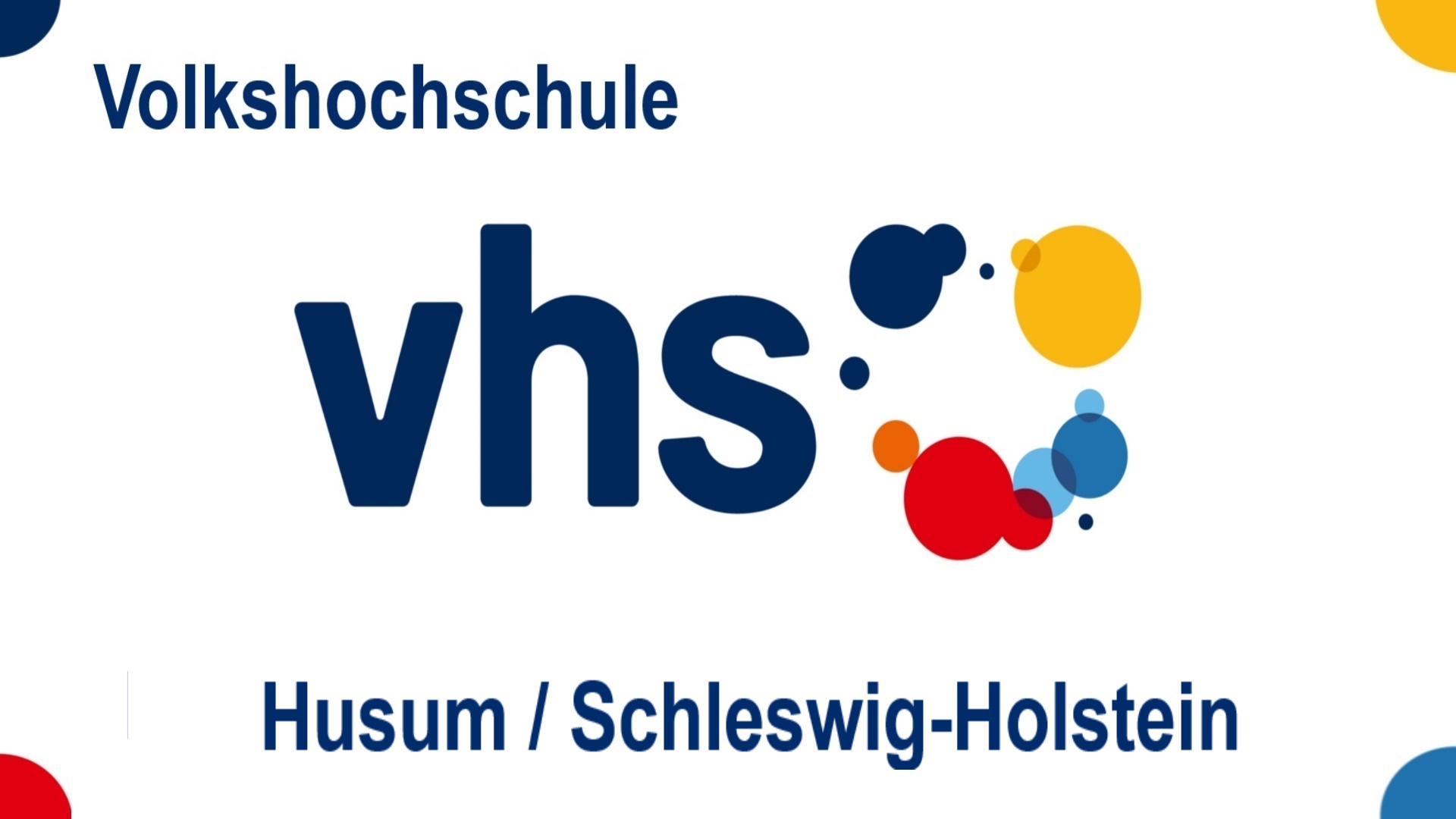 Logo der Volkshochschule (VHS) Husum in Schleswig-Holstein, Bildungsangebote zu Energiespeichern, Solar, Energiewende und Photovoltaik.