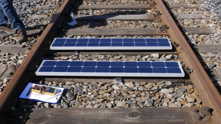 Photovoltaik-Module zwischen Bahngleisen erzeugen Solarstrom und treiben die Energiewende voran.
