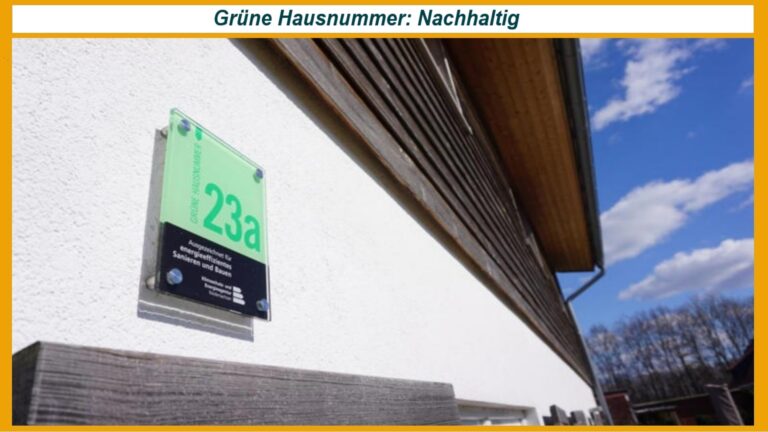 Eine Grüne Hausnummer an einer Gebäudewand – Symbol für nachhaltiges Bauen, Photovoltaik und Energieeffizienz.