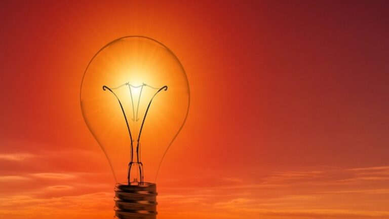 Symbolbild einer Glühbirne als Sinnbild für Innovation und Fortschritt in der Energiewende, insbesondere im Bereich Photovoltaik und Energiespeicher.