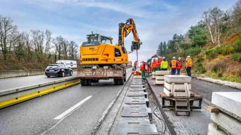 Baustelle für die Verlegung von Induktionsschleifen – ein innovativer Schritt für die Energiewende im Verkehrssektor.