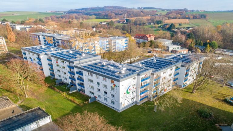 Fotovoltaikanlage auf einem Wohngebäude, das 2024 die höchste Solarstromernte erzielte.