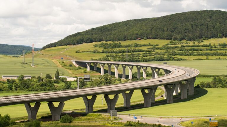 Autobahn in grüner Landschaft – Nachhaltige Infrastruktur mit Fokus auf Klimaschutz und Energiewende.