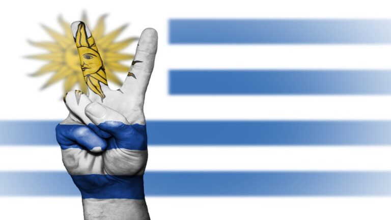 Uruguays Flagge mit erhobenem Zeigefinger als Siegeszeichen – Symbol für den Erfolg der Energiewende.