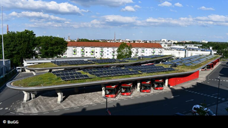 Solargründächer: Ein praktischer Beitrag des Dachdeckerhandwerks zur Klimaanpassung und Energiewende.