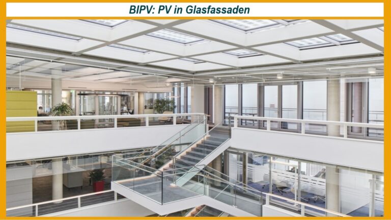 Lichtdurchflutete Firmenzentrale von Enerparc in Hamburg mit integrierter Photovoltaik in Glasfassade und -dach.