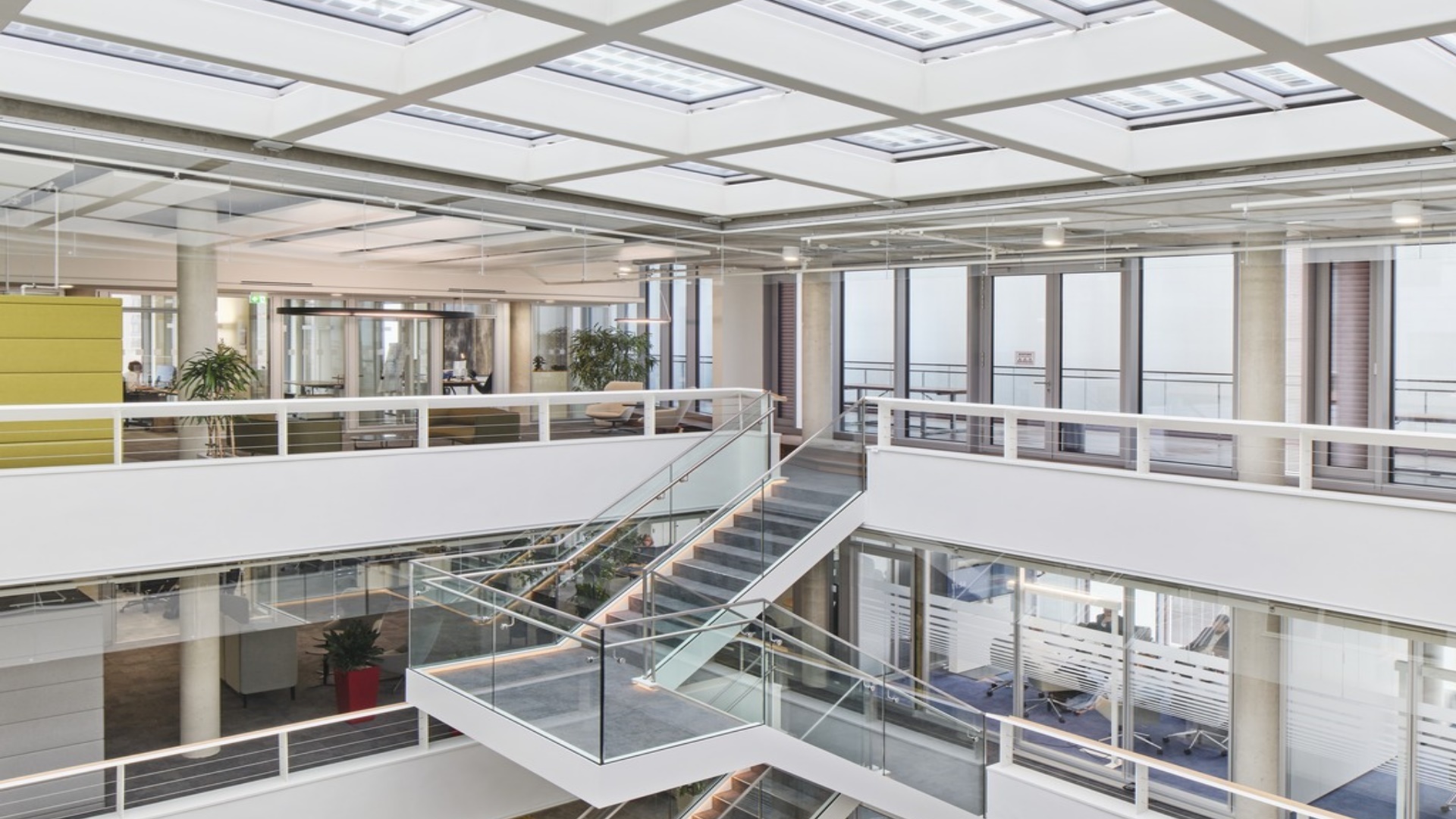 Lichtdurchflutete Firmenzentrale von Enerparc in Hamburg mit integrierter Photovoltaik in Glasfassade und -dach.