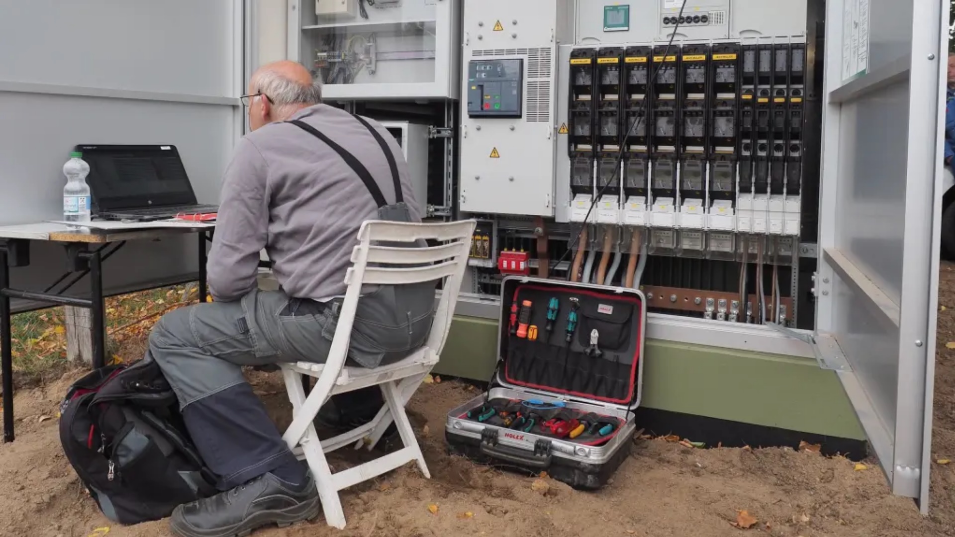 Ein Monteur bei der Inbetriebsetzung einer Photovoltaikanlage – normgerechte Prüfung für mehr Sicherheit.