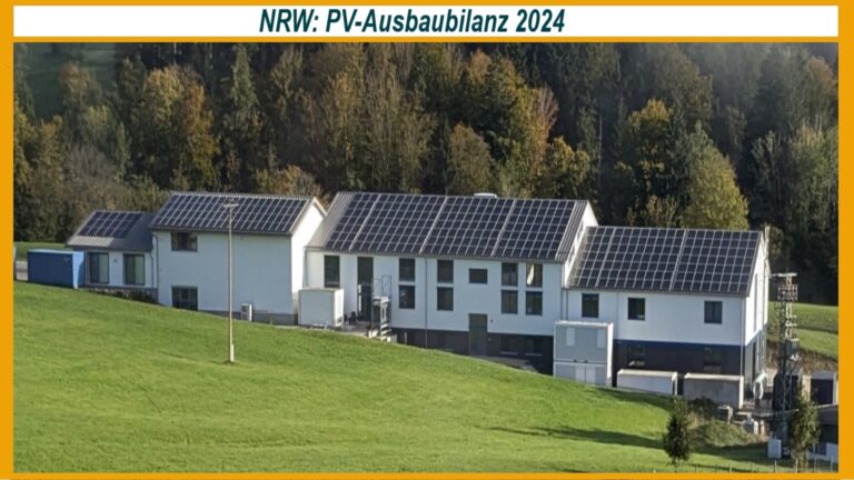 Mehrere Häuser mit Photovoltaikanlagen – der Solar-Ausbau in NRW wächst, aber Freiflächen bleiben rar.