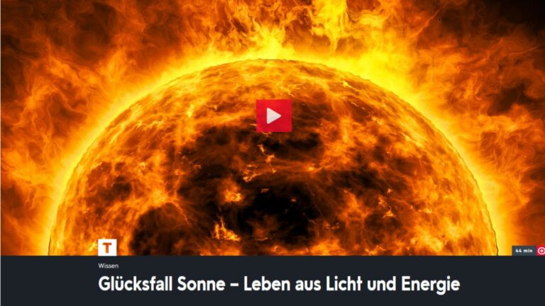 Die Sonne glüht am Himmel und liefert Energie, die für Leben und Photovoltaik genutzt wird.