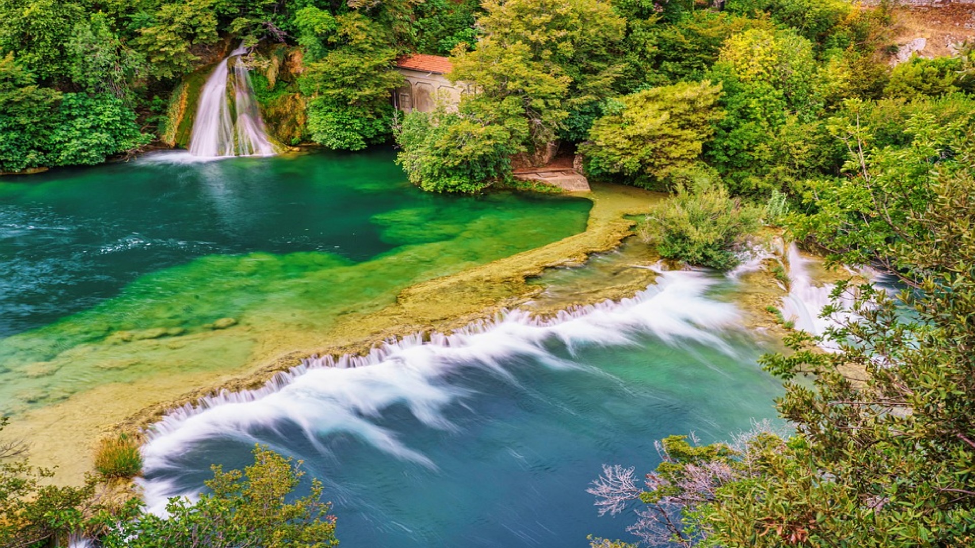 Eine gesunde Landschaft symbolisiert den Erfolg von Umweltmaßnahmen für saubere Luft und die Energiewende.