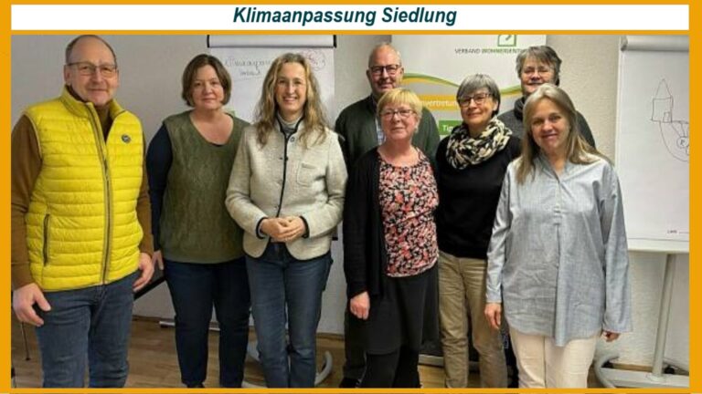 Teilnehmende eines WeKASi-Kurses diskutieren praxisnahe Lösungen zur Klimaanpassung und nachhaltigen Energienutzung in Siedlungen.