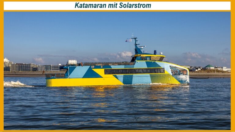 Der vollelektrische Katamaran „Frisia E-I“ auf dem Wasser – ein Beitrag zur Energiewende mit modernem Energiespeicher.