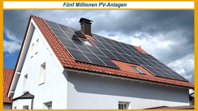 Wohnhaus mit Photovoltaikanlage auf dem Dach als Symbolbild für Energiewende und Solarstrom.