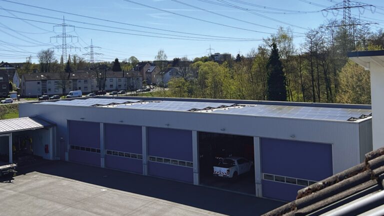 Photovoltaikanlage auf der Fahrzeughalle des Betriebshofs Hilden sorgt für energieautarke Gebäude.
