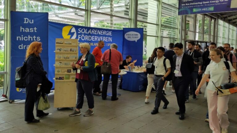 Messestand des SFV auf der Intersolar 2024 mit Informationen zu Solarenergie und Energiewende.