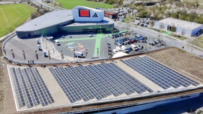 Luftaufnahme der Photovoltaikanlage von Adidas zur Unterstützung der Energiewende und Nachhaltigkeit.