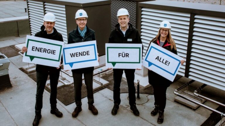 Vertreter von Green Planet Energy und Fördern & Wohnen präsentieren den neuen sozialen Wohnungsbau mit Solarstrom und Wärmepumpen.
