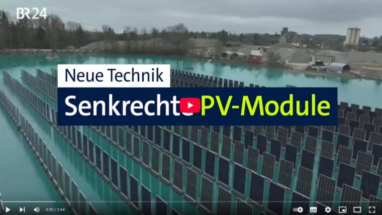 Senkrechte Solarmodule schwimmen auf einer Wasserfläche bei Sonnenschein.