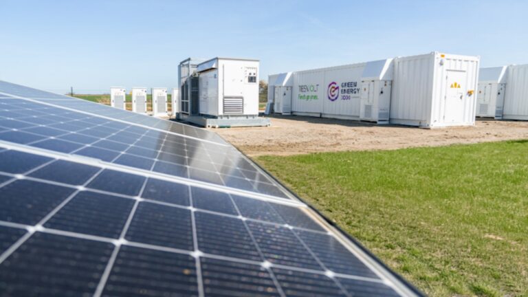 Hybridanlage in Gardessen: 12 MWp Photovoltaikanlage kombiniert mit 4 MW / 10 MWh Batteriespeicher zur stabilen grünen Stromversorgung für rund 3500 Haushalte.
