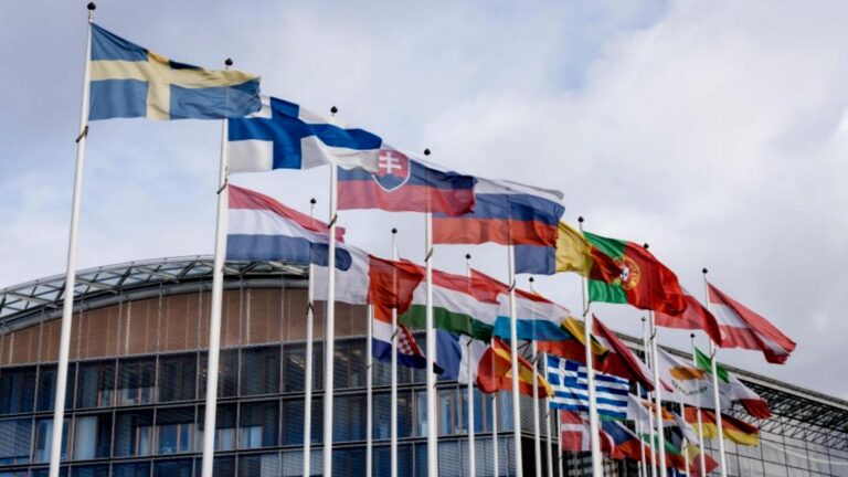 Europäische Flaggen wehen vor dem Gebäude der Europäischen Investitionsbank (EIB) – Symbol für die Unterstützung der Energiewende durch Städte und Kommunen.
