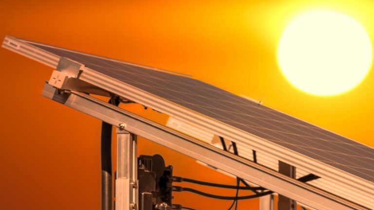 Sonne über Solarpanel zeigt den Weg zur Energiewende mit Solarenergie und innovativen Energiespeichern.