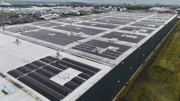 Solaranlage auf einem Firmendach in Polch zur Mitarbeitendenbeteiligung an der Energiewende.