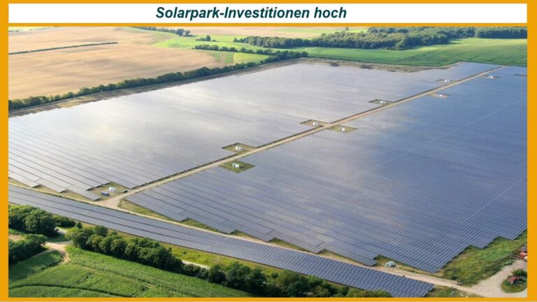 Solaranlage in einem Solarpark mit zahlreichen Solarmodulen, die auf einem offenen Feld installiert sind, zur Stromerzeugung aus erneuerbaren Energien.
