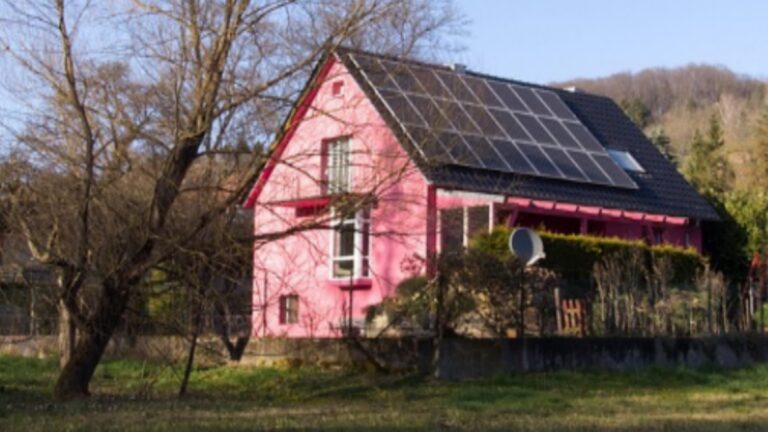Photovoltaikanlage auf dem Dach eines alten Gebäudes – Symbolbild für Solarenergie im Denkmalschutz