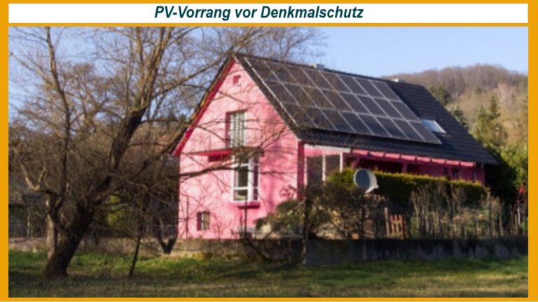 Photovoltaikanlage auf dem Dach eines alten Gebäudes – Symbolbild für Solarenergie im Denkmalschutz