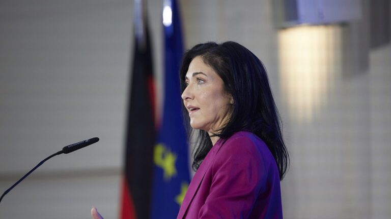 Porträt der neuen Bundeswirtschaftsministerin Katherina Reiche mit Fokus auf Energiewende und Versorgungssicherheit.