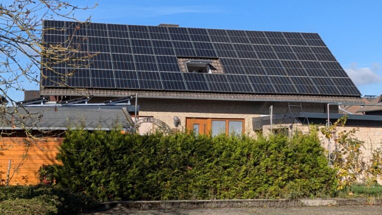 Photovoltaikanlage auf einem nordausgerichteten Hausdach als Beitrag zur Energiewende.