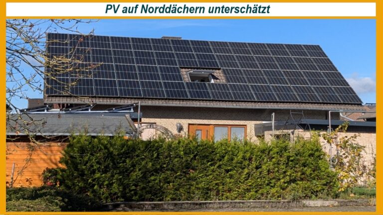 Photovoltaikanlage auf einem nordausgerichteten Hausdach als Beitrag zur Energiewende.