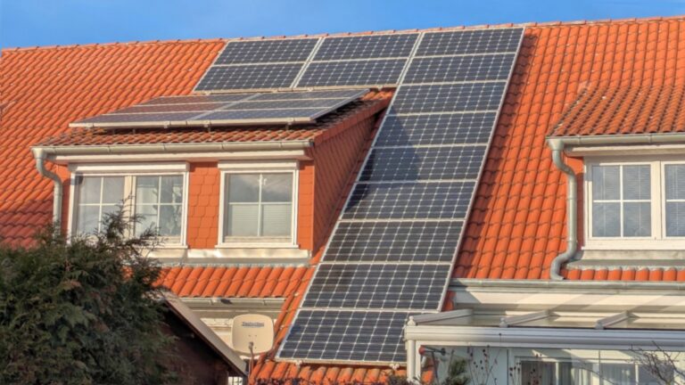 Photovoltaikanlage auf einem Dach mit Teilverschattung durch einen Dachausbau – Herausforderung für die Solarstromnutzung.