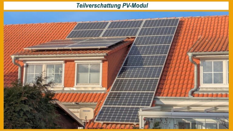 Photovoltaikanlage auf einem Dach mit Teilverschattung durch einen Dachausbau – Herausforderung für die Solarstromnutzung.