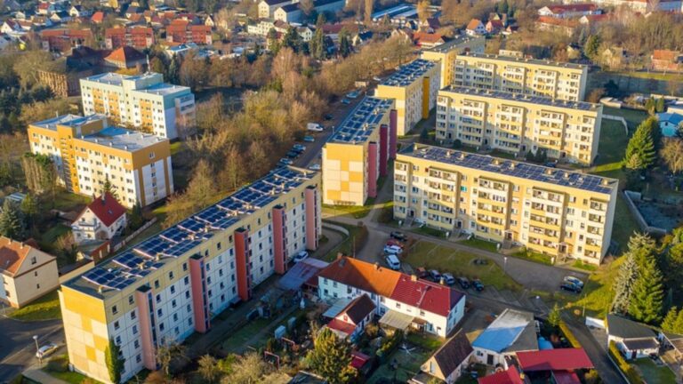 Dicht bebaute Mehrfamilienhaus-Siedlung mit zahlreichen Photovoltaikanlagen auf den Dächern