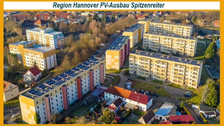 Dicht bebaute Mehrfamilienhaus-Siedlung mit zahlreichen Photovoltaikanlagen auf den Dächern