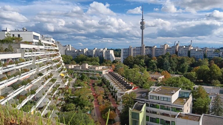 Blick auf das denkmalgeschützte Olympiadorf München – zukünftiger Standort für nachhaltige Photovoltaiklösungen.