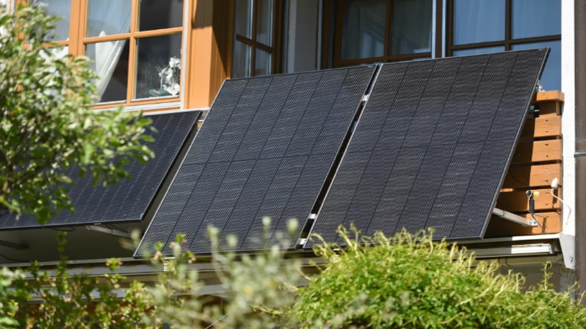 Balkonkraftwerk mit Solarmodulen auf Balkon, sicherer Beitrag zur Energiewende und Solarstromerzeugung.